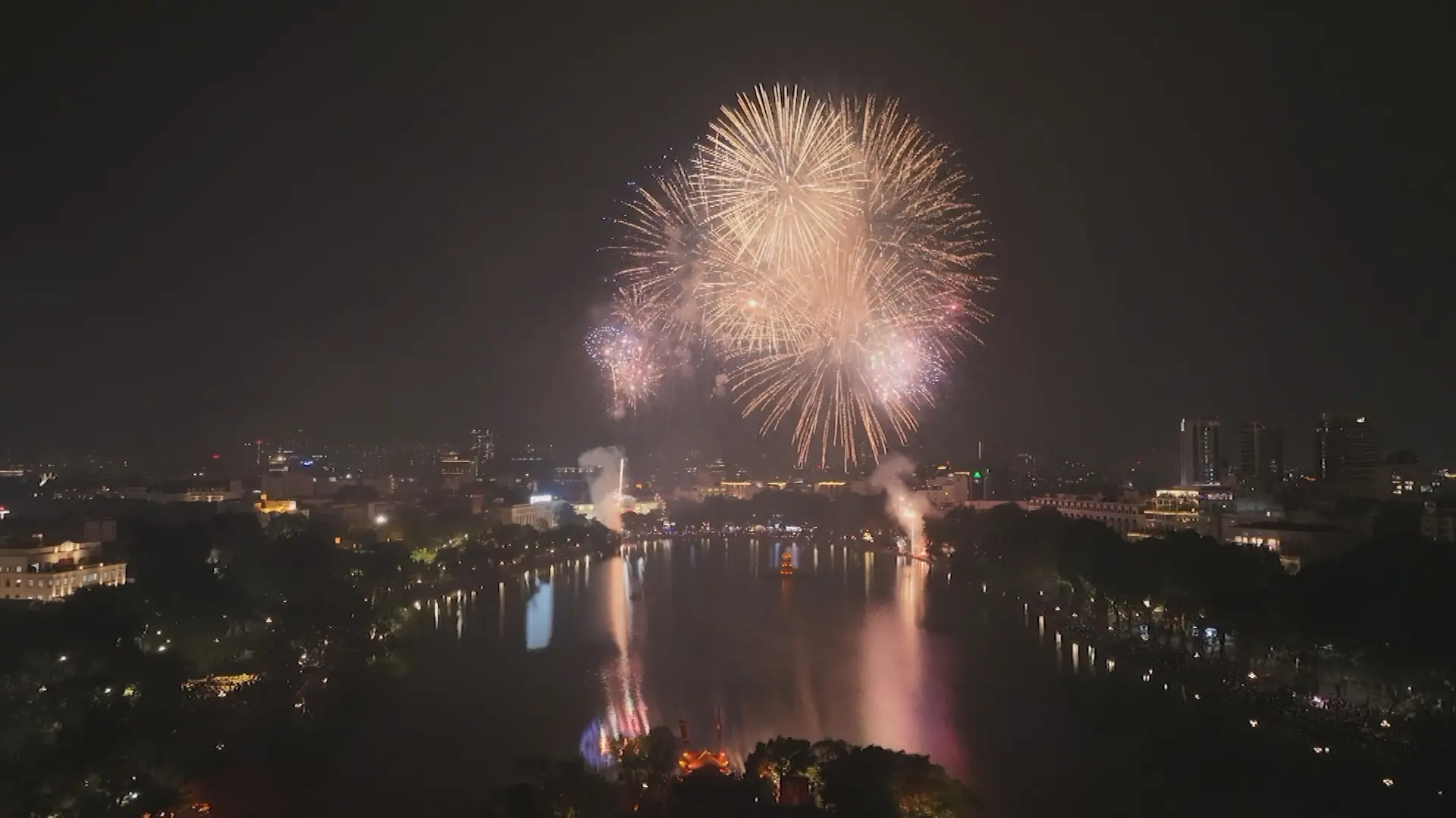 Hà Nội lung linh sắc màu chào năm mới